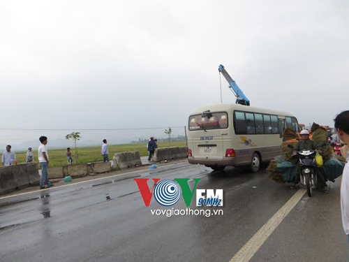 Container húc bay dải phân cách, tài xế kẹt trong cabin